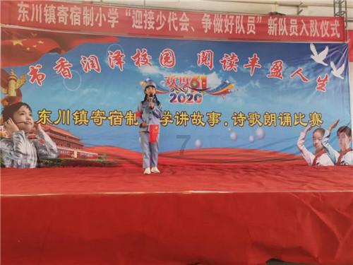 民警春节前带6岁儿子为界碑描红